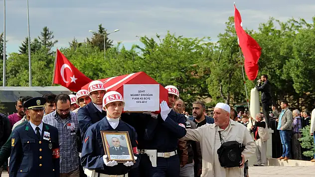 Erdoğan'ın babası, oğlunun tabutunu tekerlekli sandalye ile takip etti