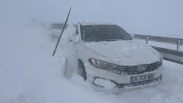 Kayseri-Sivas kara yolu kapandı! Hayat felç oldu