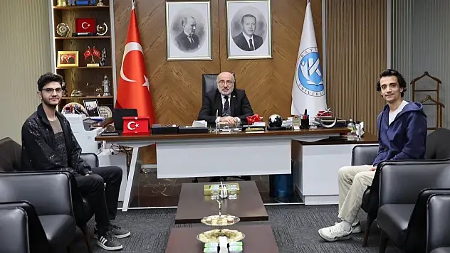 Kayseri Üniversitesi öğrencilerinden Rektör'e ziyaret!