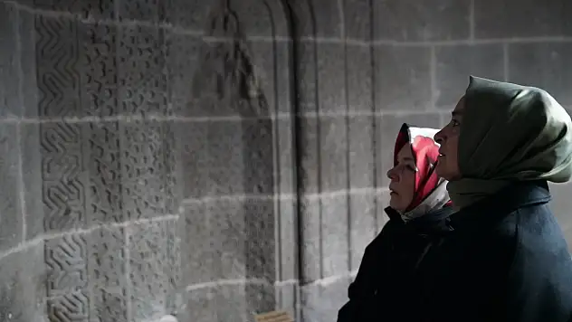 Kayseri'ye gelen eski Bakan sessiz sedasız bakın nereyi ziyaret etmiş?