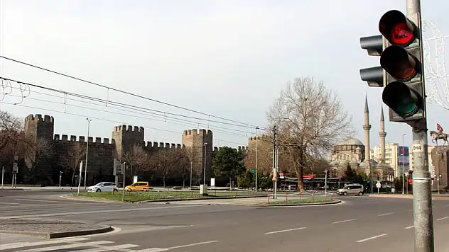 Kayseri'ye giriş çıkışlar yasaklandı.  Zonguldak ve Kayseri'nin de içinde bulunduğu 30 Büyükşehir'de giriş çıkışlara kısıtlama...