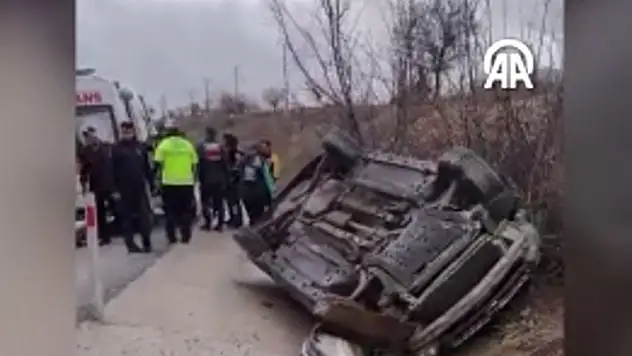 Kayseri yol ayrımında otomobil devrildi: 6 kişi...