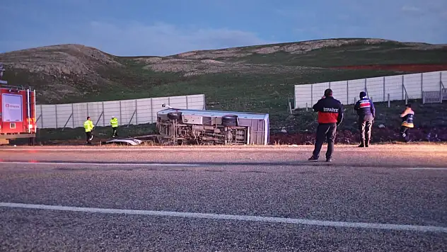 Kayseri yolunda kaza! Taraftarları taşıyan midibüs devrildi