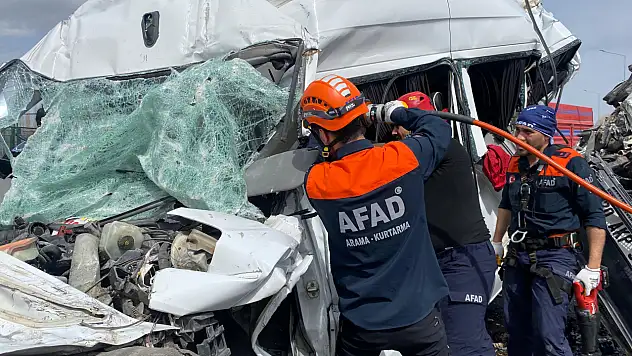 Kayseri yolunda kırmızı ışıkta bekleyen araca kamyonet arkadan çarptı! 5 kişi...