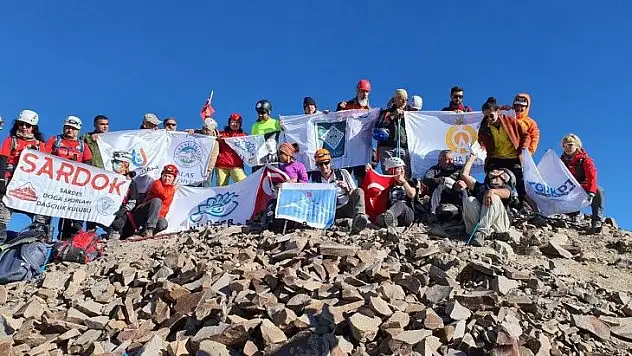 Hem Erciyes, hem de Ağrı dağına tırmandılar