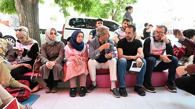 Kayserili Genel Başkandan açlık grevindeki öğretmenlere destek!