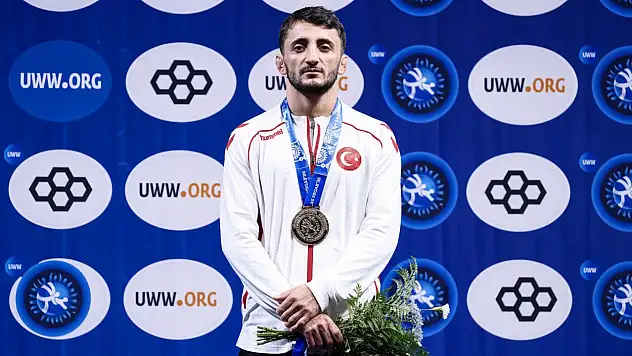 Kayserili güreşçi dünya kürsüsünde: Madalya ile döndü