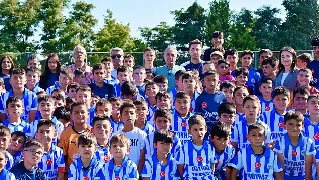 Kayserili iş adamı herkese forma hediye etti