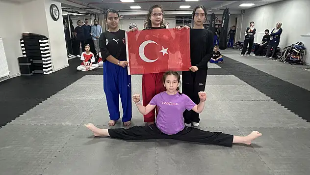 Kayserili minik sporculardan bayrak gösterisi!