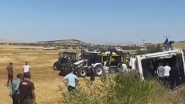 Kayserili plakalı hayvan taşıyan TIR Kırşehir'de devrildi!