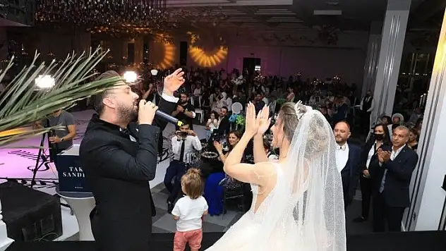 Elitaş, kendi düğününde sahne aldı
