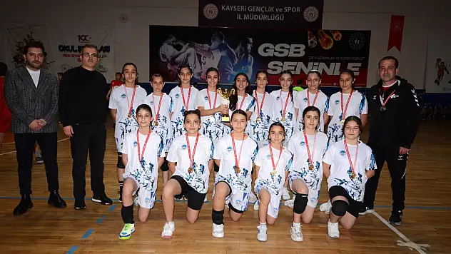 Kayserili sporcular hentbol sahalarında fırtına gibi estiler!