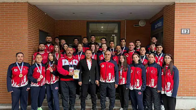Kayseri'ye Muaythai'den Avrupa Gururu: 3 Sporcu Kürsüye Çıktı