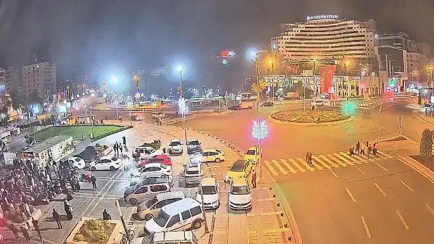 Kayserili vatandaşlar Cumhuriyet Meydanında!