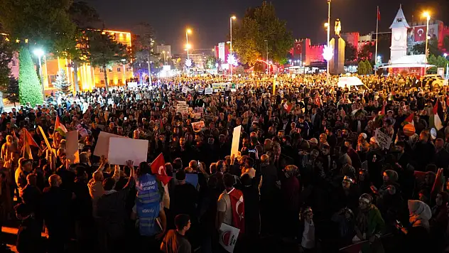 Kayserili vatandaşlar Cumhuriyet Meydanı'na yürüdü!