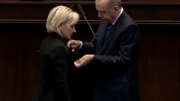 Kayserili Vekil AK Parti'ye geçti! Rozeti Erdoğan taktı