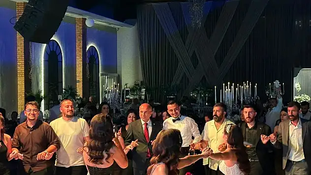 Kayserili vekil gündüz siyaset, akşam halay gündeminde