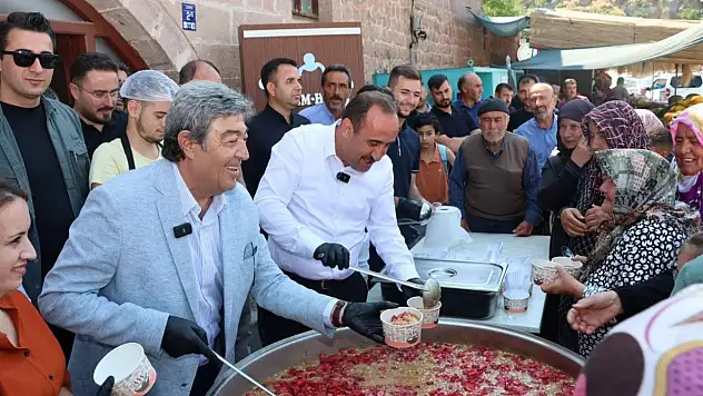 Kayserili vekil kazan başına geçti: Vatandaşlara aşure ikram etti