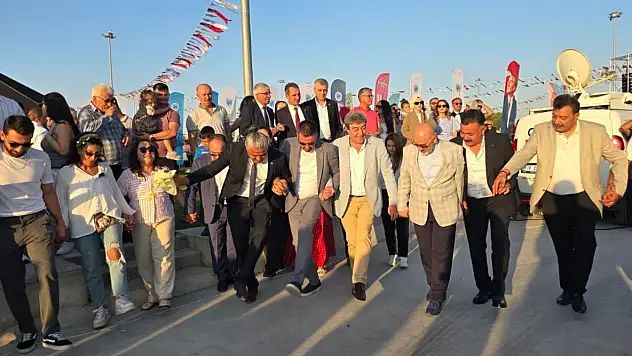 Kayserili vekilden şenliğe damgasını vuran halay!