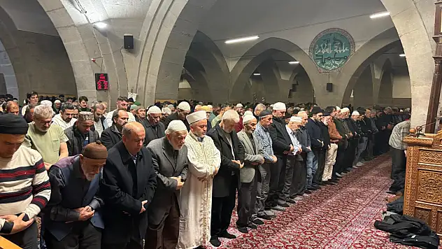 Kayserililer Berat Kandili'nde camilere akın etti