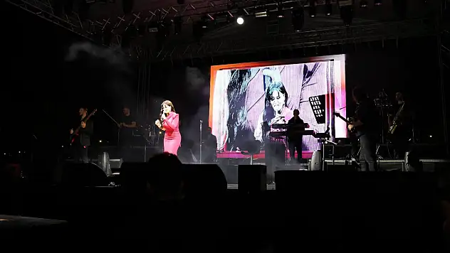 Kayserililer bu konserde buluştu! Ünlü sanatçı sahneye çıktı