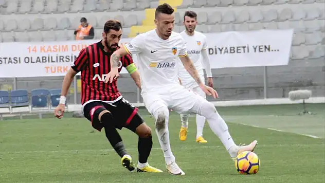 Kayserispor'da ayrılık rüzgarı devam ediyor.