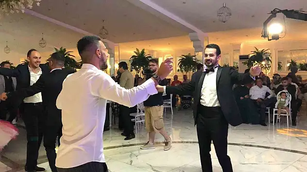 Kayserisporlu futbolcular düğünde coştu