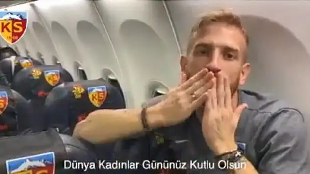 Kayserisporlu futbolcular Dünya Kadınlar Günü'nü kutladı