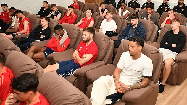 Kayserisporlu futbolcuların Fenerbahçe maçı öncesi yüz ifadeleri dikkat çekti!