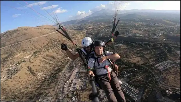 KAYSO Meclis Başkanı Özkaya yamaç paraşütü ile uçtu