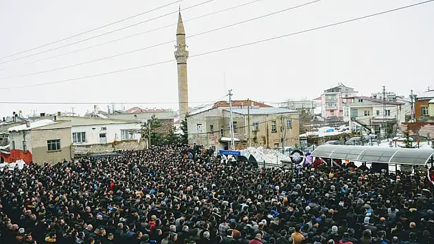 Uluçay, son yolculuğuna uğurlandı