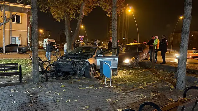 Kaza yapan araçlar cami bahçesine daldı