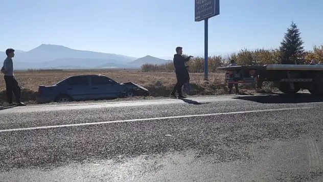 Kaza yapan araçlar şarampole devrildi