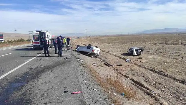 Kaza yapan otomobiller tarlaya uçtu! Yaralılar var...