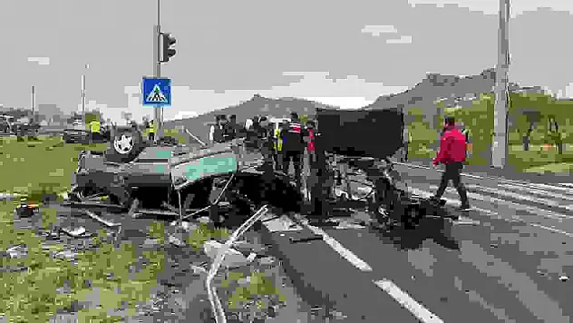 Kaza yapan Tofaş marka otomobil ikiye bölündü