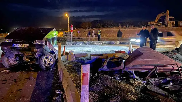 Kazada otomobil ikiye ayrıldı!