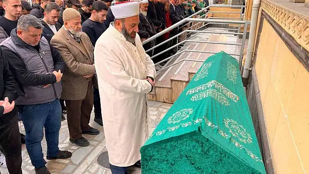 Ölüm bile ayıramadı: Nişanlı çift yan yana defnedildi