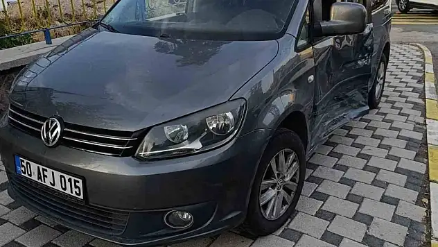 Kazada savruldu kaldırımdaki yayaya çarptı