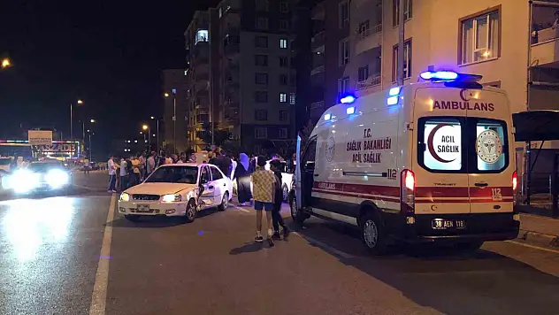 Kazada savrulan otomobil park halindeki araca çarptı!