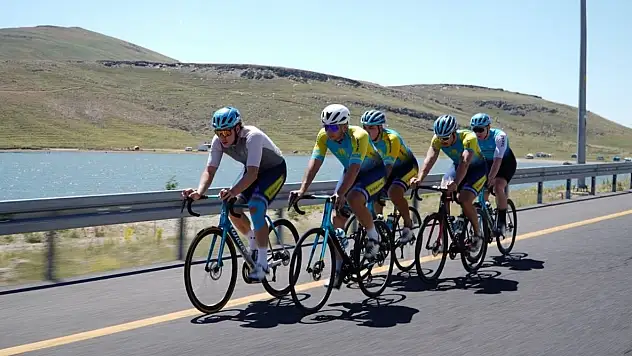 Kazakistan Milli Takımı Erciyes'te pedal çevirdi