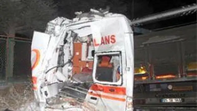 KAZAYA MÜDAHALE EDEN EKİPLERE TIR ÇARPTI: 2 ÖLÜ 4 YARALI