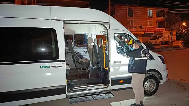 Komi arkadaşını bıçaklayıp kaçtı