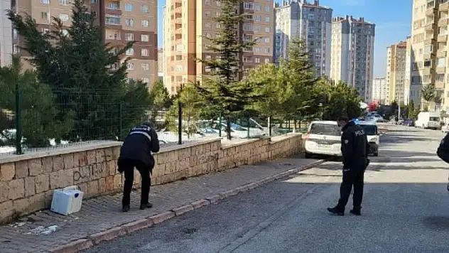 Kendi kafasına sıktı