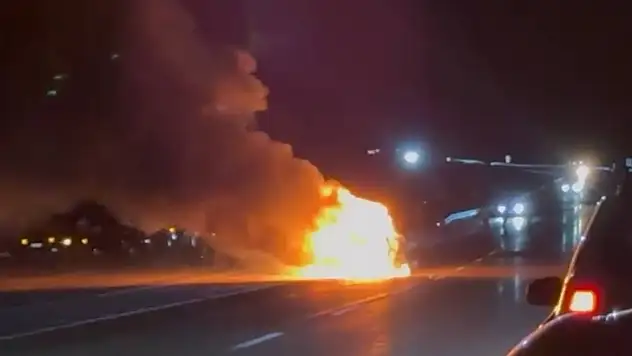 Seyir halindeki araç alev alev yandı!