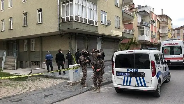 Kendini bıçakla eve kapattı