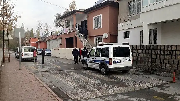 Kendini vurdu!