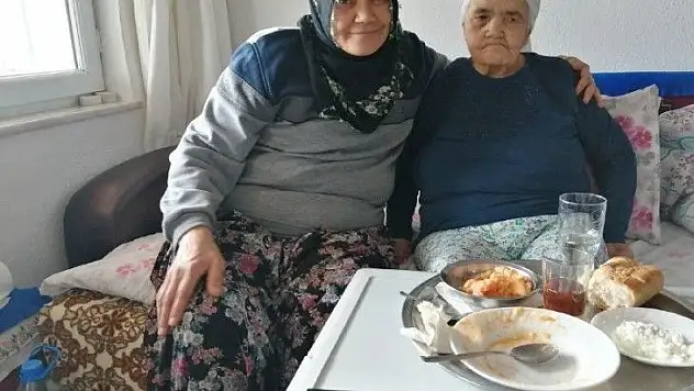 Kendisini felç geçiren annesine adadı