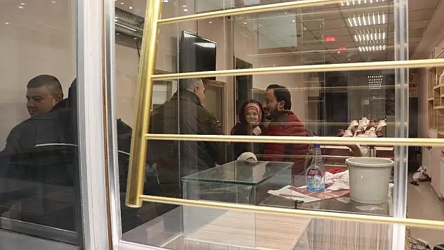 Kepengi inik sarraftan gelen kadın sesleri polisi harekete geçirdi