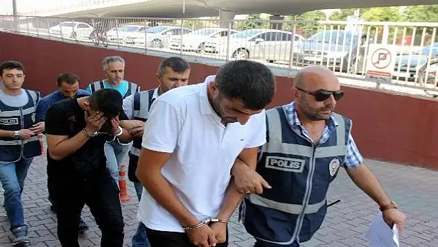 Kimseye aldırış etmeden çalmaya devam etti
