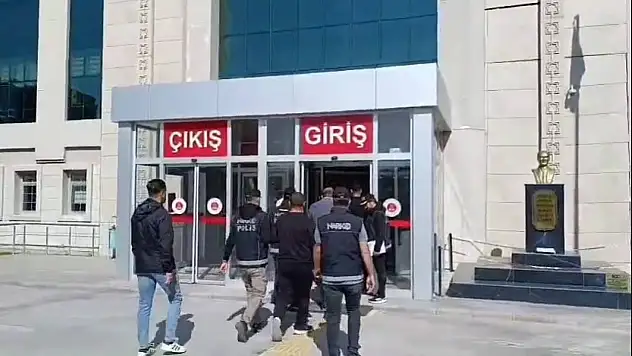 Interpol kırmızı bültenli zanlı yakalandı